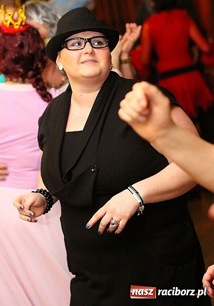 Zdjęcie w galerii na portalu naszraciborz.pl: Grzebanie basa w DFK w Nędzy wiadomości z regionu