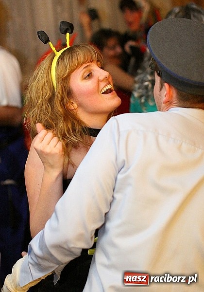 Zdjęcie w galerii na portalu naszraciborz.pl: Grzebanie basa w DFK w Nędzy wiadomości z regionu