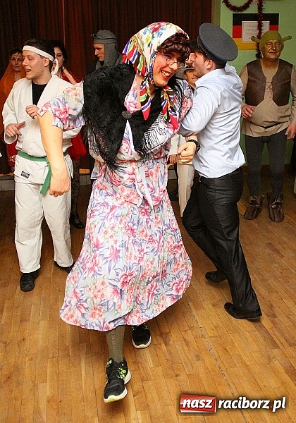 Zdjęcie w galerii na portalu naszraciborz.pl: Grzebanie basa w DFK w Nędzy wiadomości z regionu