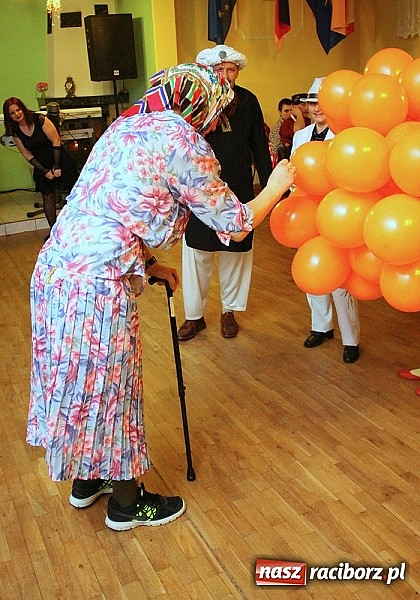 Zdjęcie w galerii na portalu naszraciborz.pl: Grzebanie basa w DFK w Nędzy wiadomości z regionu