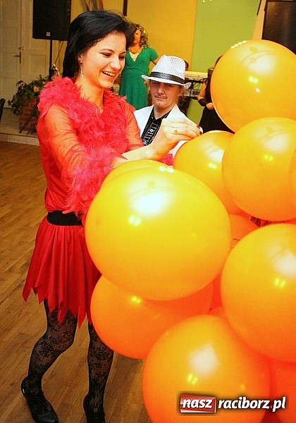 Zdjęcie w galerii na portalu naszraciborz.pl: Grzebanie basa w DFK w Nędzy wiadomości z regionu