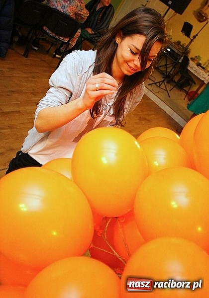 Zdjęcie w galerii na portalu naszraciborz.pl: Grzebanie basa w DFK w Nędzy wiadomości z regionu