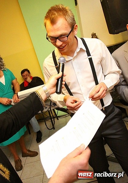 Zdjęcie w galerii na portalu naszraciborz.pl: Grzebanie basa w DFK w Nędzy wiadomości z regionu