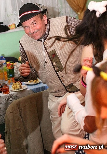 Zdjęcie w galerii na portalu naszraciborz.pl: Grzebanie basa w DFK w Nędzy wiadomości z regionu