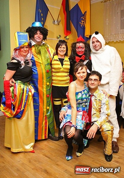 Zdjęcie w galerii na portalu naszraciborz.pl: Grzebanie basa w DFK w Nędzy wiadomości z regionu