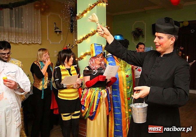 Zdjęcie w galerii na portalu naszraciborz.pl: Grzebanie basa w DFK w Nędzy wiadomości z regionu