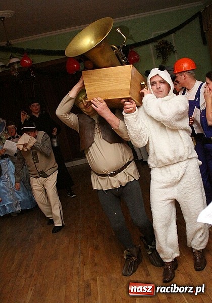 Zdjęcie w galerii na portalu naszraciborz.pl: Grzebanie basa w DFK w Nędzy wiadomości z regionu