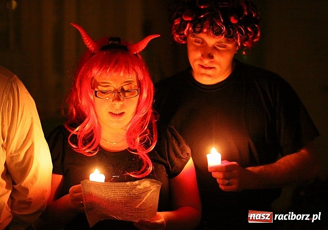 Zdjęcie w galerii na portalu naszraciborz.pl: Grzebanie basa w DFK w Nędzy wiadomości z regionu