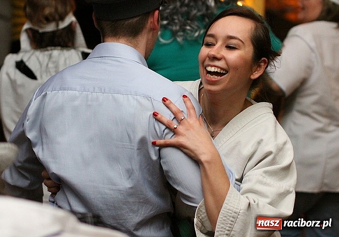 Zdjęcie w galerii na portalu naszraciborz.pl: Grzebanie basa w DFK w Nędzy wiadomości z regionu