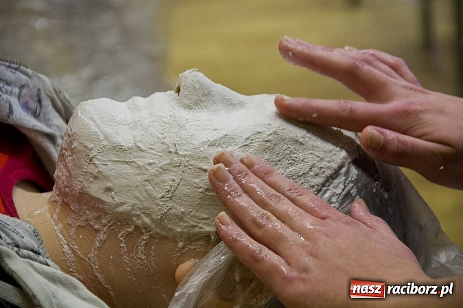 Zdjęcie w galerii na portalu naszraciborz.pl: W Kasprowiczu powstają maski weneckie wiadomości z regionu