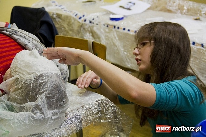 Zdjęcie w galerii na portalu naszraciborz.pl: W Kasprowiczu powstają maski weneckie wiadomości z regionu