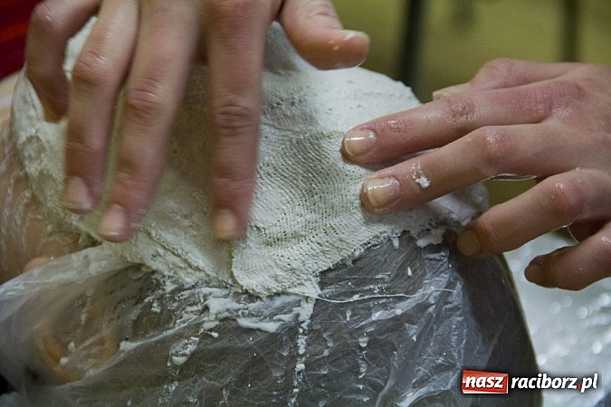 Zdjęcie w galerii na portalu naszraciborz.pl: W Kasprowiczu powstają maski weneckie wiadomości z regionu