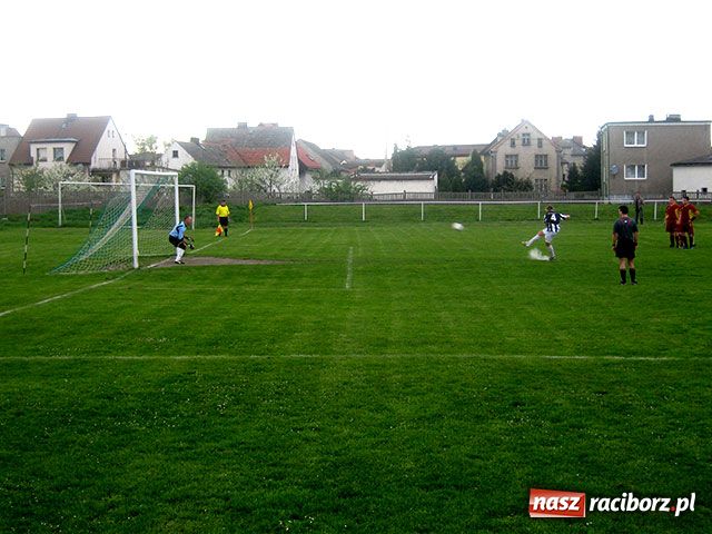 Zdjęcie w galerii na portalu naszraciborz.pl: Parodia sędziowania wiadomości z regionu