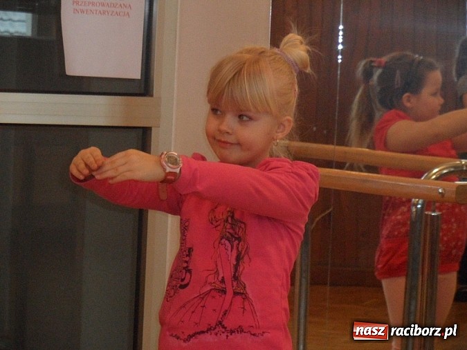 Zdjęcie w galerii na portalu naszraciborz.pl: Roztańczone raciborzanki trenują pod okiem Manueli wiadomości z regionu