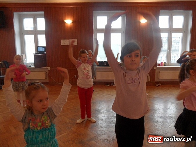 Zdjęcie w galerii na portalu naszraciborz.pl: Roztańczone raciborzanki trenują pod okiem Manueli wiadomości z regionu