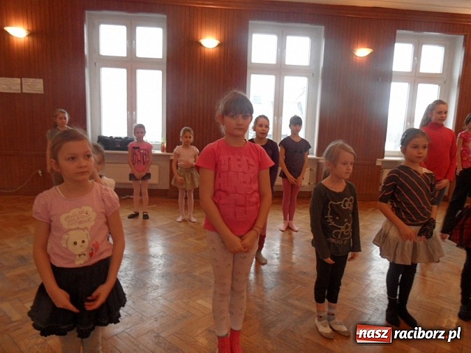 Zdjęcie w galerii na portalu naszraciborz.pl: Roztańczone raciborzanki trenują pod okiem Manueli wiadomości z regionu
