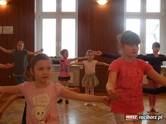 Zdjęcie w galerii na portalu naszraciborz.pl: Roztańczone raciborzanki trenują pod okiem Manueli wiadomości z regionu