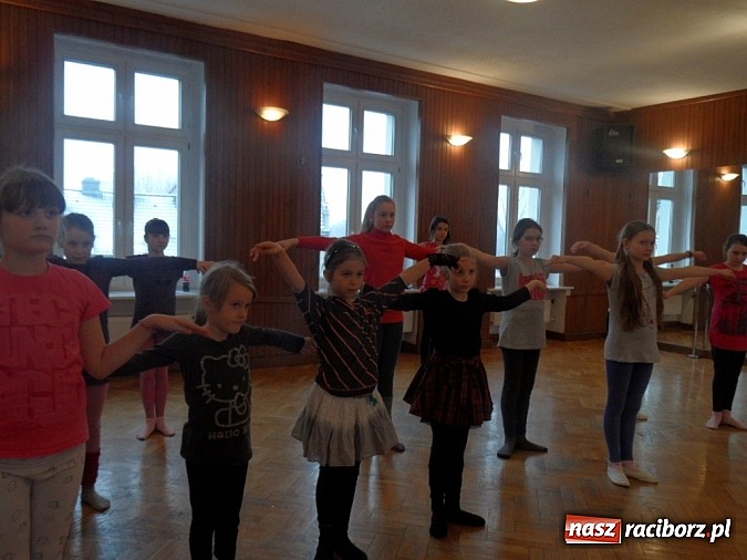 Zdjęcie w galerii na portalu naszraciborz.pl: Roztańczone raciborzanki trenują pod okiem Manueli wiadomości z regionu