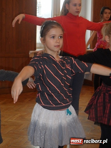 Zdjęcie w galerii na portalu naszraciborz.pl: Roztańczone raciborzanki trenują pod okiem Manueli wiadomości z regionu