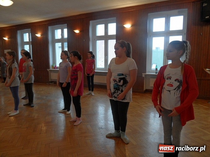 Zdjęcie w galerii na portalu naszraciborz.pl: Roztańczone raciborzanki trenują pod okiem Manueli wiadomości z regionu