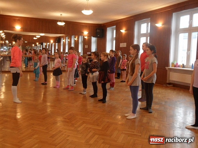 Zdjęcie w galerii na portalu naszraciborz.pl: Roztańczone raciborzanki trenują pod okiem Manueli wiadomości z regionu