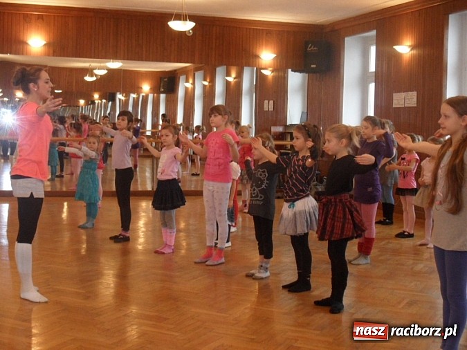 Zdjęcie w galerii na portalu naszraciborz.pl: Roztańczone raciborzanki trenują pod okiem Manueli wiadomości z regionu