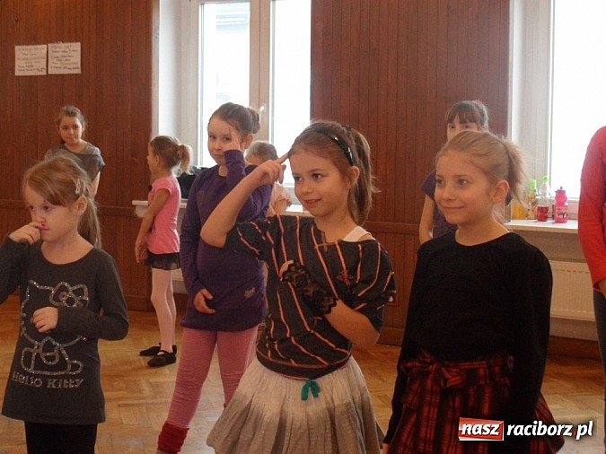 Zdjęcie w galerii na portalu naszraciborz.pl: Roztańczone raciborzanki trenują pod okiem Manueli wiadomości z regionu