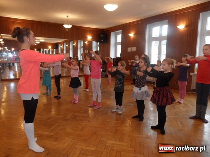Zdjęcie w galerii na portalu naszraciborz.pl: Roztańczone raciborzanki trenują pod okiem Manueli wiadomości z regionu