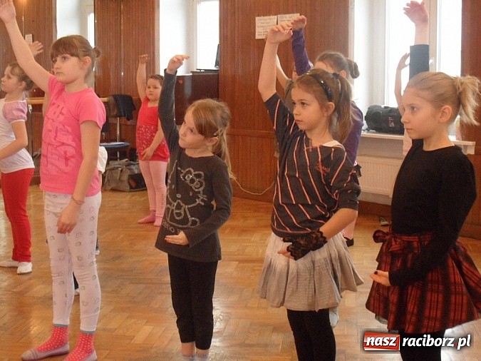Zdjęcie w galerii na portalu naszraciborz.pl: Roztańczone raciborzanki trenują pod okiem Manueli wiadomości z regionu
