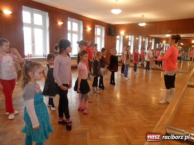 Zdjęcie w galerii na portalu naszraciborz.pl: Roztańczone raciborzanki trenują pod okiem Manueli wiadomości z regionu