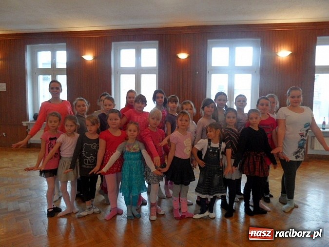 Zdjęcie w galerii na portalu naszraciborz.pl: Roztańczone raciborzanki trenują pod okiem Manueli wiadomości z regionu