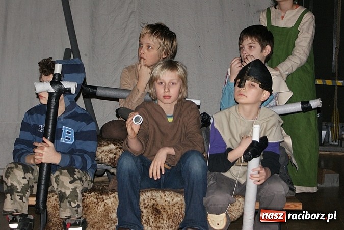 Zdjęcie w galerii na portalu naszraciborz.pl: Wikingowie i gladiatorzy, czyli zajęcia u Marka Mansza wiadomości z regionu