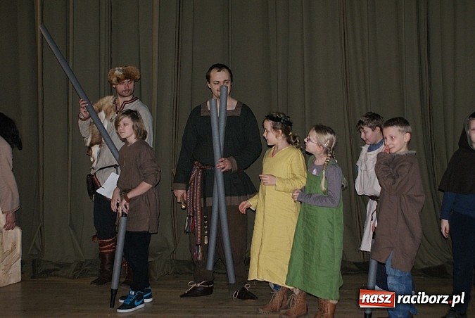 Zdjęcie w galerii na portalu naszraciborz.pl: Wikingowie i gladiatorzy, czyli zajęcia u Marka Mansza wiadomości z regionu
