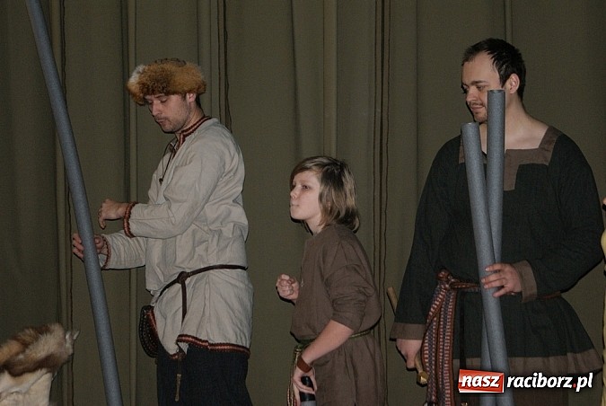 Zdjęcie w galerii na portalu naszraciborz.pl: Wikingowie i gladiatorzy, czyli zajęcia u Marka Mansza wiadomości z regionu