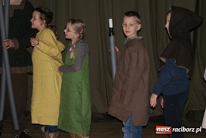 Zdjęcie w galerii na portalu naszraciborz.pl: Wikingowie i gladiatorzy, czyli zajęcia u Marka Mansza wiadomości z regionu