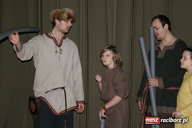 Zdjęcie w galerii na portalu naszraciborz.pl: Wikingowie i gladiatorzy, czyli zajęcia u Marka Mansza wiadomości z regionu