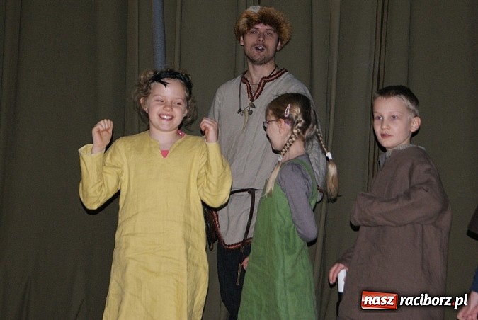 Zdjęcie w galerii na portalu naszraciborz.pl: Wikingowie i gladiatorzy, czyli zajęcia u Marka Mansza wiadomości z regionu