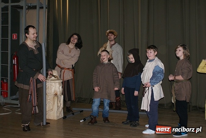 Zdjęcie w galerii na portalu naszraciborz.pl: Wikingowie i gladiatorzy, czyli zajęcia u Marka Mansza wiadomości z regionu