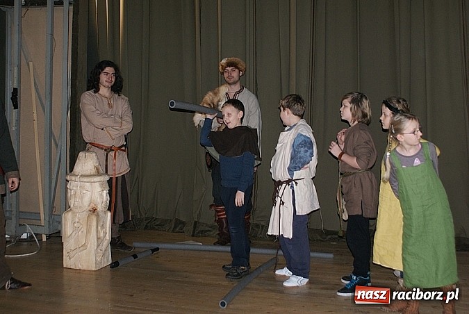 Zdjęcie w galerii na portalu naszraciborz.pl: Wikingowie i gladiatorzy, czyli zajęcia u Marka Mansza wiadomości z regionu