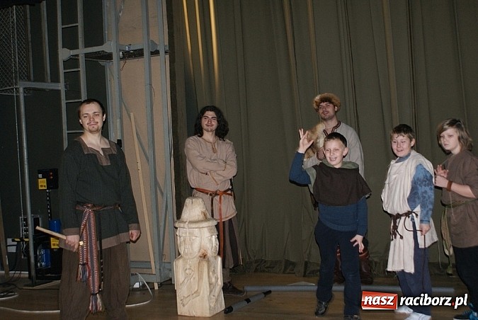 Zdjęcie w galerii na portalu naszraciborz.pl: Wikingowie i gladiatorzy, czyli zajęcia u Marka Mansza wiadomości z regionu