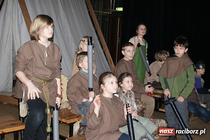 Zdjęcie w galerii na portalu naszraciborz.pl: Wikingowie i gladiatorzy, czyli zajęcia u Marka Mansza wiadomości z regionu