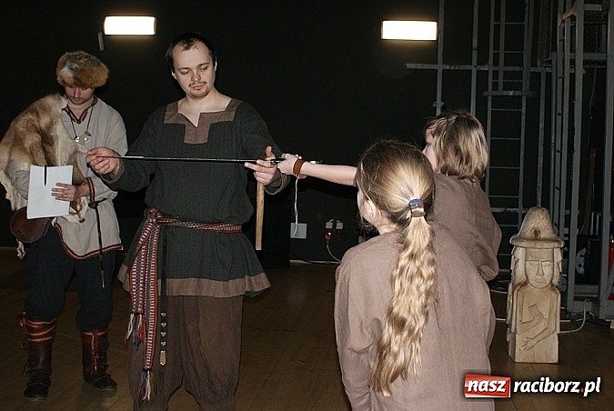 Zdjęcie w galerii na portalu naszraciborz.pl: Wikingowie i gladiatorzy, czyli zajęcia u Marka Mansza wiadomości z regionu