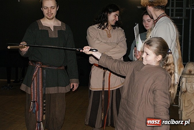 Zdjęcie w galerii na portalu naszraciborz.pl: Wikingowie i gladiatorzy, czyli zajęcia u Marka Mansza wiadomości z regionu