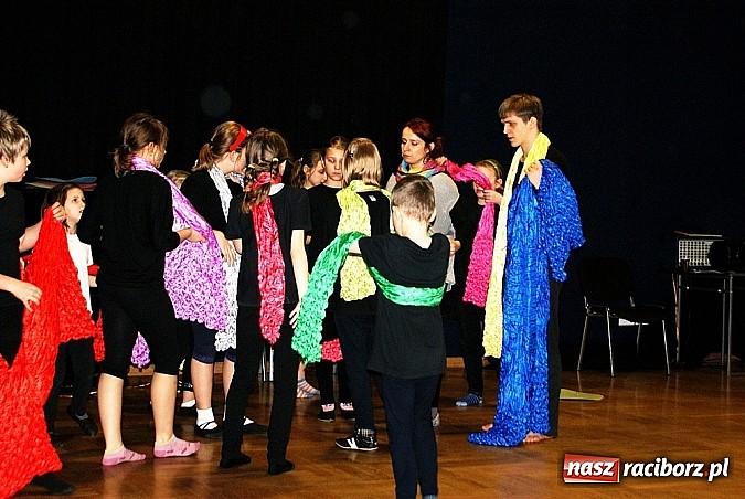 Zdjęcie w galerii na portalu naszraciborz.pl: Warsztaty dla najmłodszych aktorów wiadomości z regionu