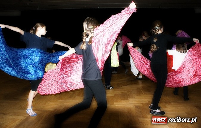 Zdjęcie w galerii na portalu naszraciborz.pl: Warsztaty dla najmłodszych aktorów wiadomości z regionu