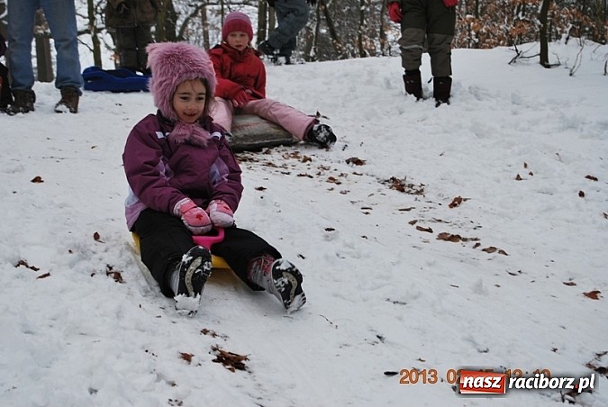 Zdjęcie w galerii na portalu naszraciborz.pl: Dobrze wiedzieli, kiedy spadnie śnieg! wiadomości z regionu