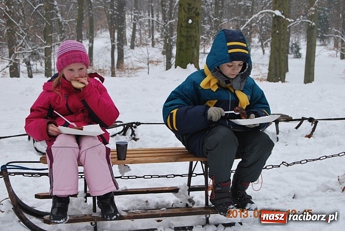 Zdjęcie w galerii na portalu naszraciborz.pl: Dobrze wiedzieli, kiedy spadnie śnieg! wiadomości z regionu