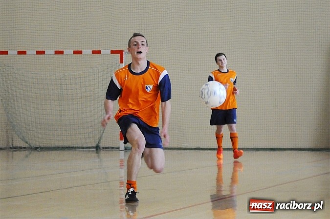 Zdjęcie w galerii na portalu naszraciborz.pl: Rudnik II z pucharem wójta wiadomości z regionu