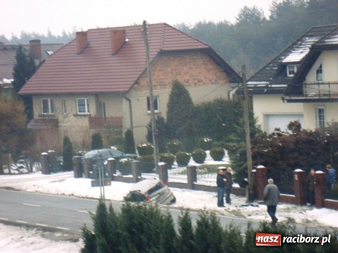 Zdjęcie w galerii na portalu naszraciborz.pl: Kolejne groźne zdarzenie drogowe w Rudach Kolonii Renerowskiej wiadomości z regionu