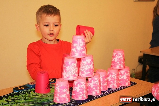 Zdjęcie w galerii na portalu naszraciborz.pl: Speed Stacks, czyli układanie kubków na czas wiadomości z regionu